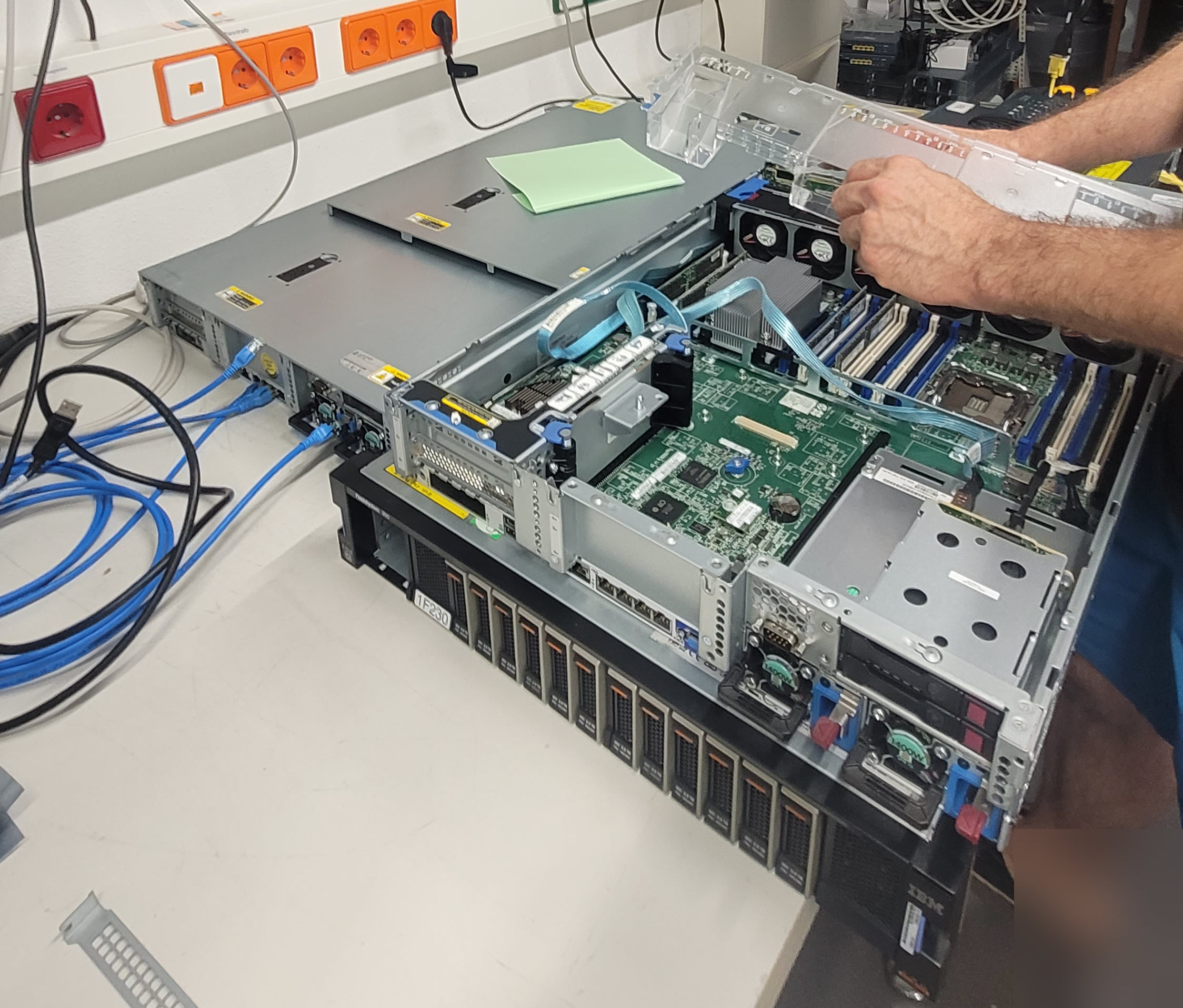 Arbeiten an Serverhardware am Testplatz von cloud4you